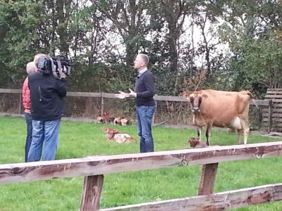 Otto Jan Bokma staat televisie ploeg van Een Vandaag te woord. 